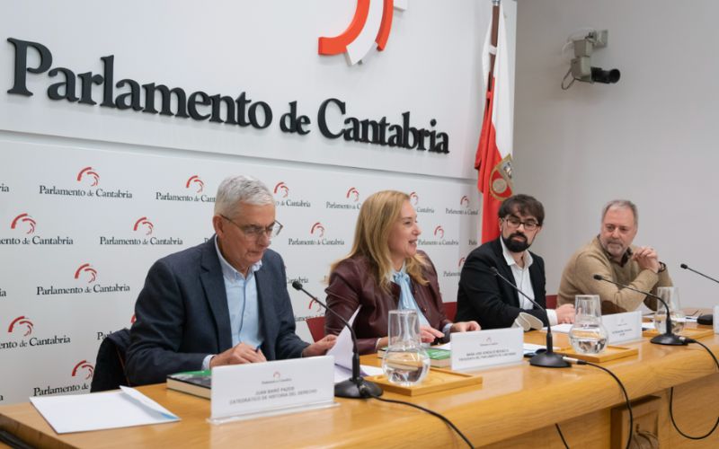Juan Baró, catedrático de Historia del Derecho de la UC, María José González Revuelta, presidenta del Parlamento, Víctor Gautier Fernández, autor, Andrés Hoyo Aparicio, director de la colección Sociales de la EUC, Julio Álvarez Secretario General de la UC